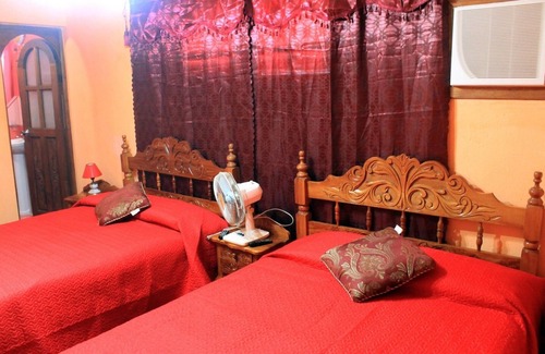 La Boca House | Family-Friendly Hostal Alex near Playa La Boca