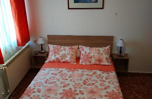 Alborea House | Relax at Hostal Alvaro I: Family-Friendly with Pool Access
