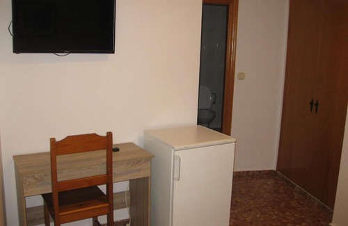 Alborea House | Relax at Hostal Alvaro I: Family-Friendly with Pool Access