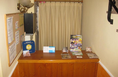 Alborea House | Relax at Hostal Alvaro I: Family-Friendly with Pool Access