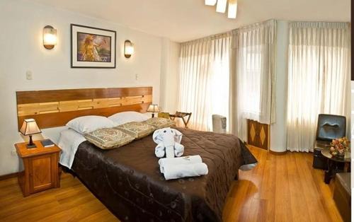Juliaca House | Budget-Friendly Hostal Ameron with Hot Tub & Breakfast
