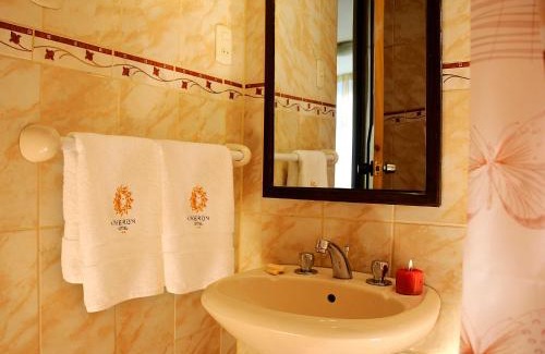Juliaca House | Budget-Friendly Hostal Ameron with Hot Tub & Breakfast