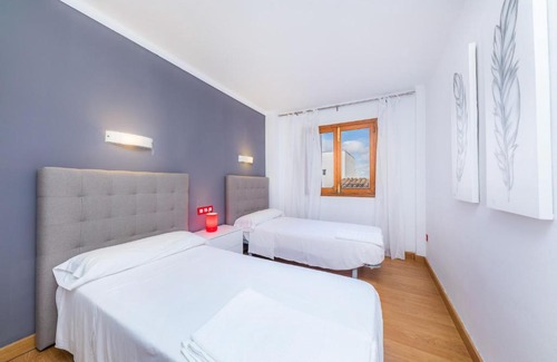 S'illot Apartment | Relax at Hostal Antic Apartamento 101: Child-Friendly Retreat
