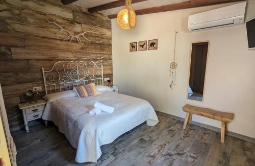 Tolosa House | Pet-Friendly Retreat at Hostal Avenjúcar with Breakfast