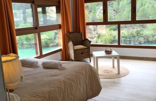 Tolosa House | Pet-Friendly Retreat at Hostal Avenjúcar with Breakfast