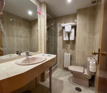El Molar House | Hostal Azul: Pet-Friendly Retreat with Great Amenities