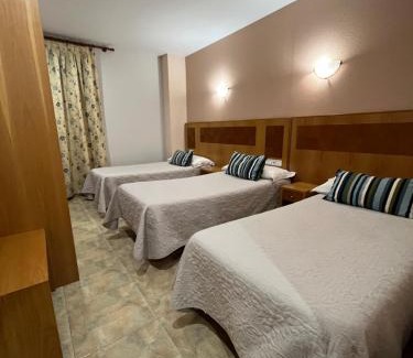 El Molar House | Hostal Azul: Pet-Friendly Retreat with Great Amenities