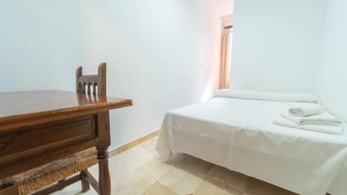 Genil House | Budget-Friendly Stay at Hostal Bocanegra with Breakfast