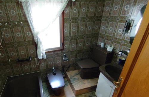 Fabero Hotel | Budget-Friendly Hostal Camelot with Family Amenities