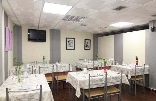 Campo Real House | Budget-Friendly Hostal Campo Real with Breakfast Included