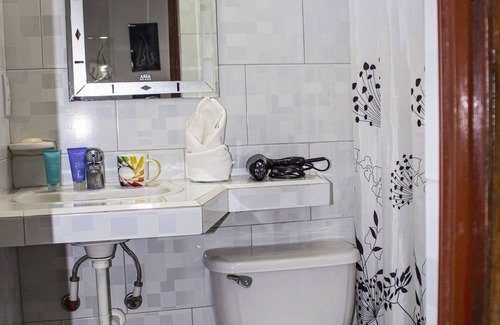 Cienfuegos House | Budget-Friendly Hostal Carlos y Odalis with Ocean View