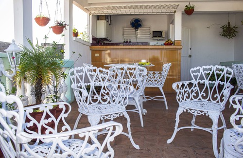 Cienfuegos House | Budget-Friendly Hostal Carlos y Odalis with Ocean View