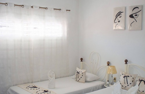 Cienfuegos House | Budget-Friendly Hostal Carlos y Odalis with Ocean View