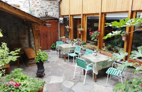 Larrede Hotel | Cozy Hostal Casa Laplaza: Family-Friendly Retreat