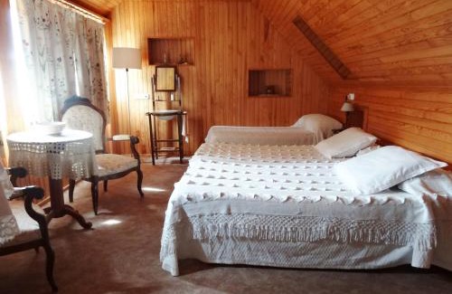 Larrede Hotel | Cozy Hostal Casa Laplaza: Family-Friendly Retreat