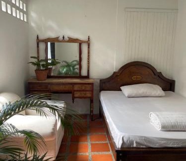 Villa Hermosa House | Budget-Friendly Hostal Casa Las Tías with Kitchen Access