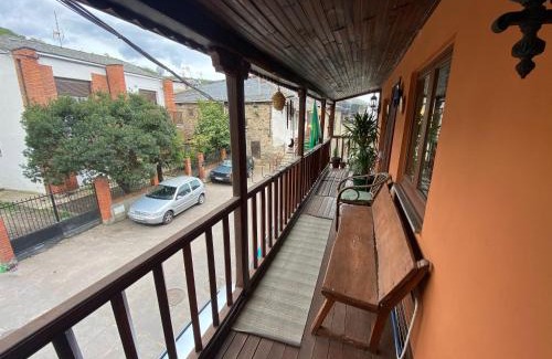 Molinaseca House | Pet-Friendly Hostal Casa San Nicolas with High Guest Ratings