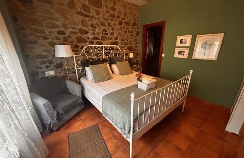 Molinaseca House | Pet-Friendly Hostal Casa San Nicolas with High Guest Ratings
