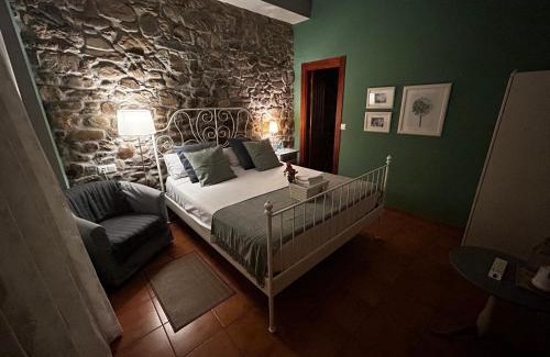 Molinaseca House | Pet-Friendly Hostal Casa San Nicolas with High Guest Ratings