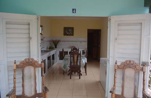 Cienfuegos House | Relax at Hostal Colonial de Isabel y Pepe with Pool & Breakfast