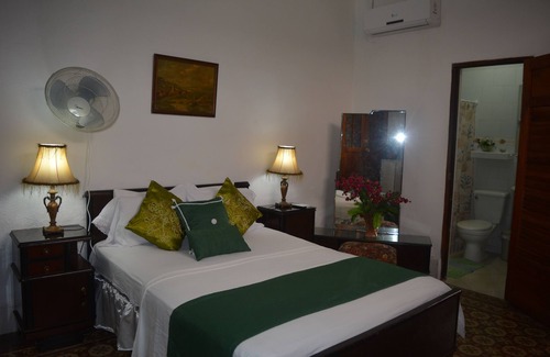 Cienfuegos House | Relax at Hostal Colonial de Isabel y Pepe with Pool & Breakfast