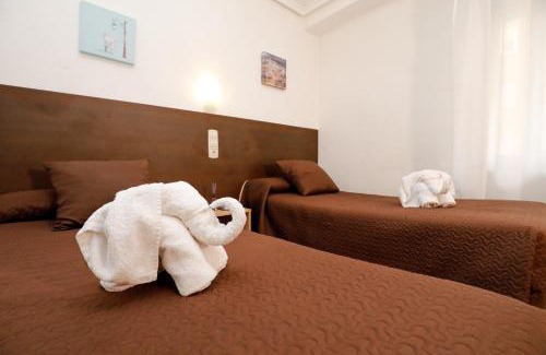 Oeste House | Affordable Hostal Conde David with Breakfast & Family Amenities