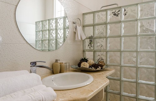 El Vedado Bed & Breakfast | Discover Hostal de la Fama: Family-Friendly Retreat