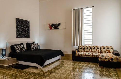 El Vedado Bed & Breakfast | Discover Hostal de la Fama: Family-Friendly Retreat