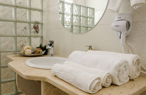 El Vedado Bed & Breakfast | Discover Hostal de la Fama: Family-Friendly Retreat