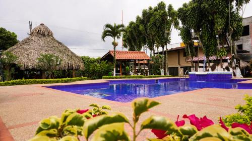 Pueblo Tapao Hotel | Discover Hostal De Paris: Family-Friendly with Pool & Hot Tub