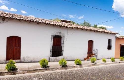 Suchitoto Apartment | Budget-Friendly Hostal Delmy: Child-Friendly & Highly Rated