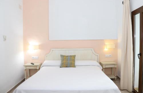 Zahara de los Atunes House | Family-Friendly Hostal Doña Lola Marina with Great Ratings