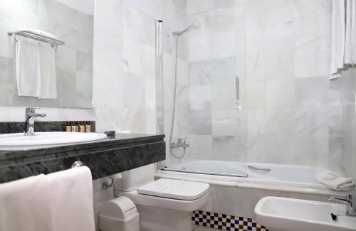 Zahara de los Atunes House | Family-Friendly Hostal Doña Lola Marina with Great Ratings