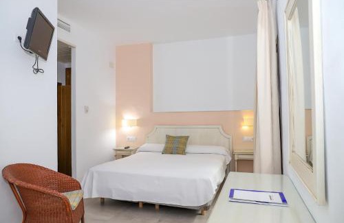 Zahara de los Atunes House | Family-Friendly Hostal Doña Lola Marina with Great Ratings