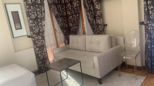 Lerma House | Pet-Friendly Hostal Docar with Breakfast & Dining Options
