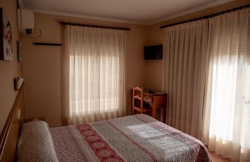 Torrellano House | Budget-Friendly Hostal Durá: Family Welcoming Retreat