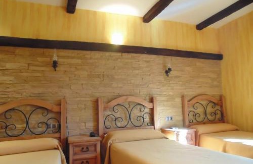 Iznalloz Hotel | Oceanfront Getaway at Hostal El 402 with Breakfast Included