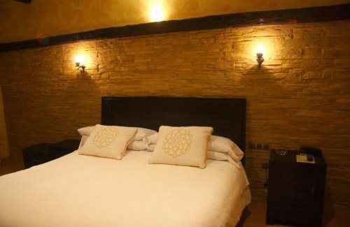 Iznalloz Hotel | Oceanfront Getaway at Hostal El 402 with Breakfast Included