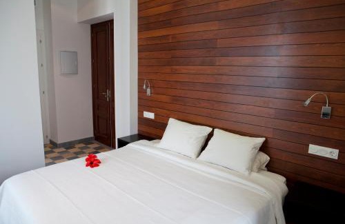 Conil de la Frontera City Center Hotel | Oceanfront Retreat: Hostal El Alojado de Velarde Awaits