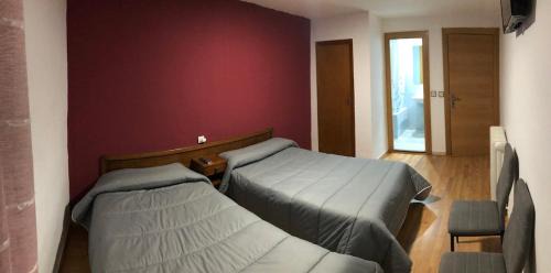 Almazan House | Cozy Hostal El Arco: Family-Friendly Stay with Dining