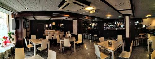 Almazan House | Cozy Hostal El Arco: Family-Friendly Stay with Dining