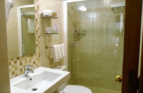Zahora House | Oceanfront Hostal El Capi: Rated 9.1 with Pool Access