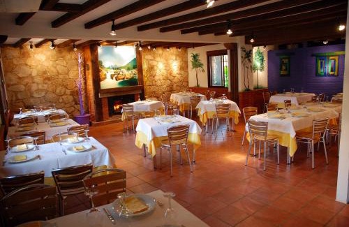 Madrigal de la Vera House | Hostal El Cardenillo: Family-Friendly Retreat with Breakfast