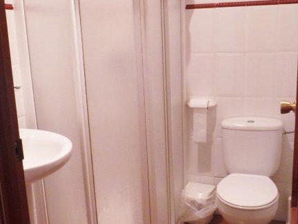 Valverde de Leganes House | Cozy Hostal El Chiringuito: Breakfast & Hot Tub Await