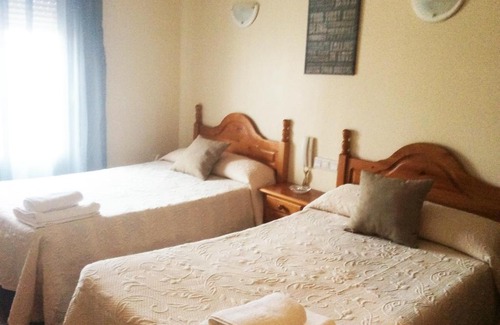 Valverde de Leganes House | Cozy Hostal El Chiringuito: Breakfast & Hot Tub Await