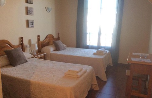 Valverde de Leganes House | Cozy Hostal El Chiringuito: Breakfast & Hot Tub Await