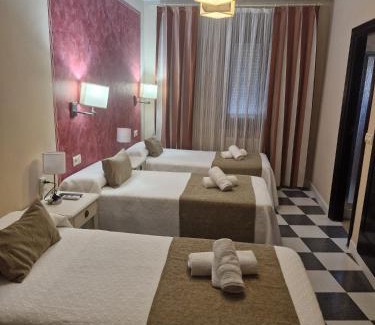 Herrera del Duque House | Pet-Friendly Comfort at Hostal El Fogon De Felisa