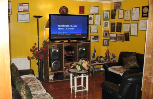 Punta Arenas Hotel | Budget-Friendly Stay at Hostal El Mirador with Kitchen Access