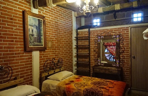 Puebla Hotel | Cozy Stay at HOSTAL EL REFUGIO with Spa & Breakfast