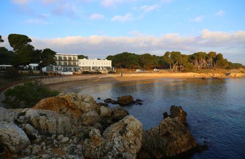 L'Escala Hotel | Relaxing Hostal Spa Empúries: Pet-Friendly Oceanfront Stay